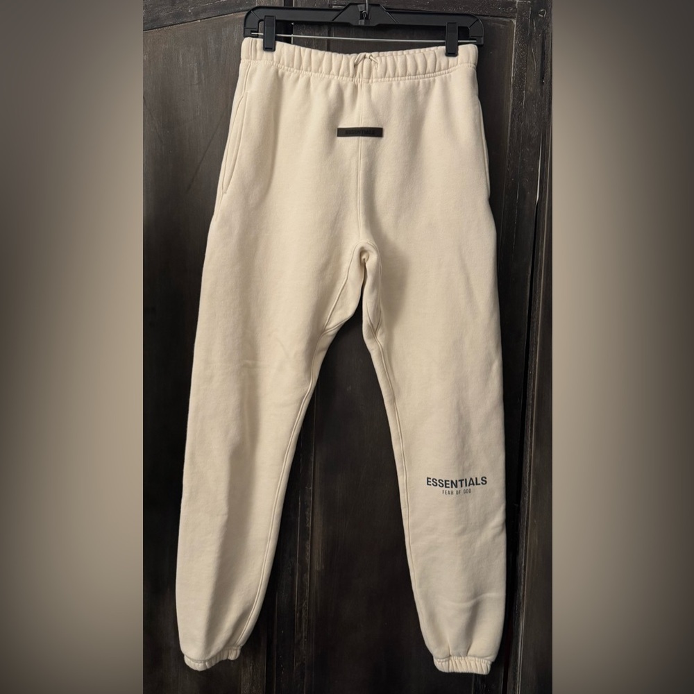 FEAR OF GOD ESSENTIALS Sweatpants Joggers Cream/Buttercream - Picture 4 of 12